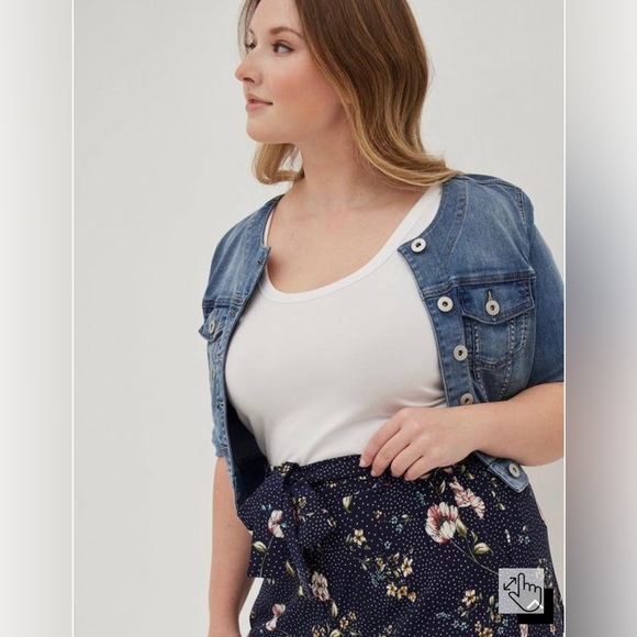 Torrid sz 4 tie front stretch crepe shorts NWT - Picture 4 of 9